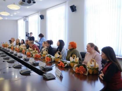 «Мы рядом!»:  Алан Огоев поздравил с 8 марта сотрудниц СОГУ — матерей, жен и дочерей героев СВО