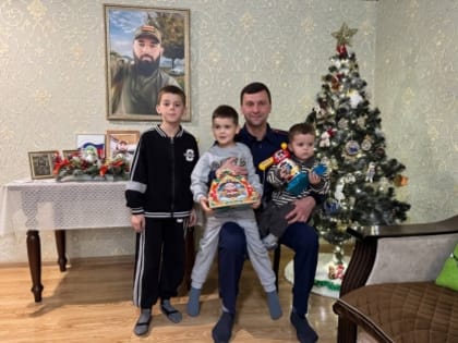 Офицеры СК поздравили с Новым годом подшефную семью