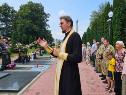 Заупокойная служба на аллее славы