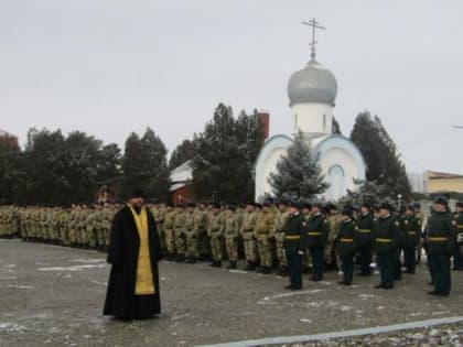 Священник поздравил с юбилеем военнослужащих