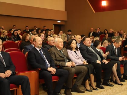 Во Владикавказе наградили лучших муниципальных служащих.