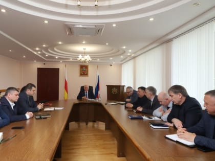 Вячеслав Мильдзихов провел еженедельное аппаратное совещание.