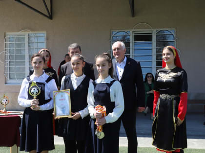 Вячеслав Мильдзихов вручил кубки и медали победителям и призерам муниципального этапа соревнований по футболу среди общеобразовательных организаций на Кубок главы РСО-Алания.