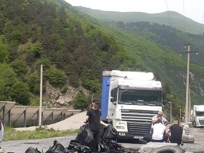 С обочин федеральной трассы в районе пункта пропуска "Верхний Ларс" собрали и вывезли самосвал мусора.