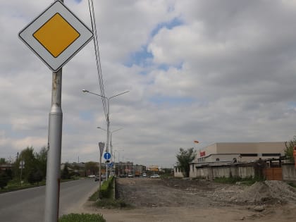 По улице имени Бориса Лакути идёт строительство дороги.