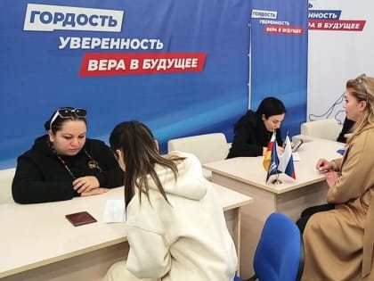 В «Единой России» проходит единый день сбора подписей в поддержку выдвижения Владимира Путина на выборах Президента