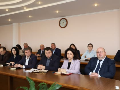 Глава администрации Владикавказа Вячеслав Мильдзихов провел аппаратное совещание.