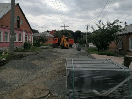 Во Владикавказе продолжается ремонт дорог по федеральной и муниципальной программам.