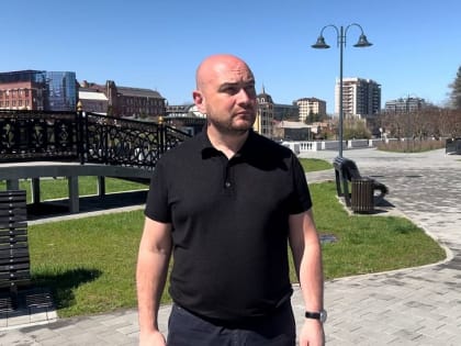 Элементы нового парапета вдоль реки Терек предположительно пострадали от механического воздействия.