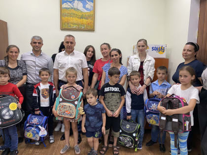 Депутат Алик Битаров помог подготовиться школьникам из многодетных семей к новому учебному году