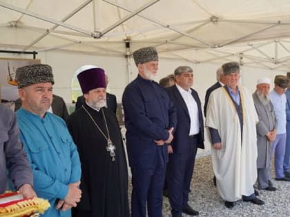 4 августа в Нальчике состоялось знаменательное событие – в честь начала строительства новой республиканской Соборной мечети имени Анаса-хаджи Пшихачева была заложена капсула с посл