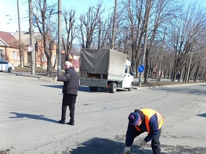 Во Владикавказе продолжается профилактическая очистка ливневой системы.