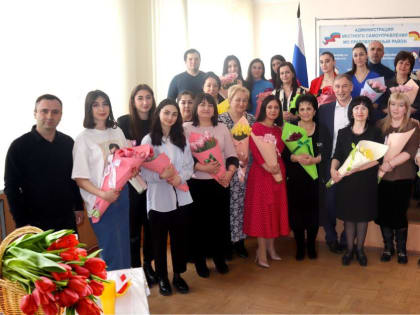 Глава Правобережного муниципального образования Сослан Фраев и глава районной администрации Казбек Мрикаев поздравили женский коллектив АМС с Международным женским днем