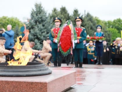 «Через века, через года, − помните!»