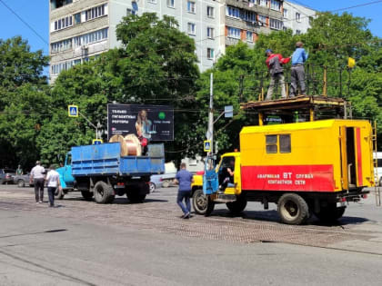 Во Владикавказе продолжается плановая замена трамвайной контактной сети.