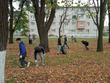 Школьники помогают в уборке сквера в городе