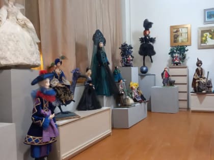 Выставка кукол Земфиры Дзиовой и ее учеников продолжает работать во Владикавказе