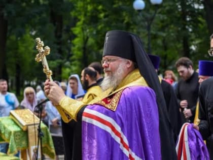 АРХИЕРЕЙСКИЙ МОЛЕБЕН ПЕРЕД НАЧАЛОМ УЧЕБНОГО ГОДА У ПАМЯТНИКА АКСО КОЛИЕВУ