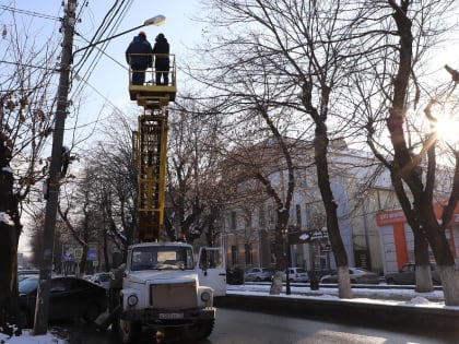 Во Владикавказе идет замена ламп уличного освещения.