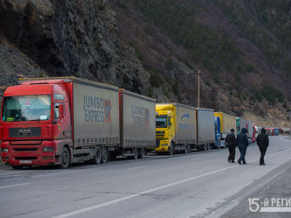 Из-за непогоды для большегрузов закрыли Военно-Грузинскую дорогу