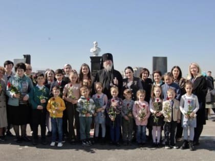 ПРАВЯЩИЙ АРХИЕРЕЙ СОВЕРШИЛ ЛИТИЮ НА МОГИЛЕ ВЕЛИКОГО ПОЭТА