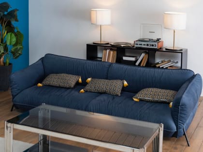 Возвращение в моду: велюровые диваны как новый тренд в интерьере