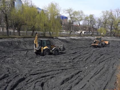 Впервые за 40 лет расчищены два искусственных озера Центрального парка, работы по расчистке третьего водоема проходят впервые за 20 лет.