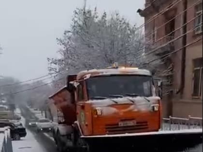 Более двадцати единиц техники «Спецэкосервиса» приступили к работе после снегопада во Владикавказе