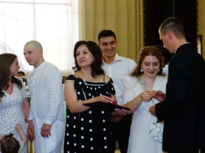 Во Владикавказе накануне Дня семьи, любви и верности 12 пар единовременно сочетались браком