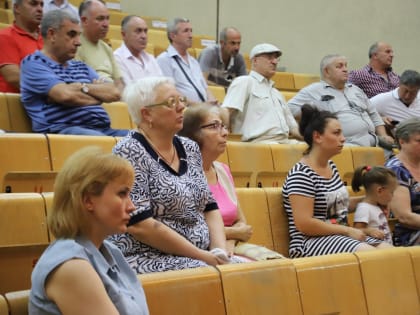 Борис Албегов провел встречу с жителями Хольцмана