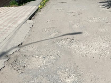 Во Владикавказе жильцы дома по улице Ватутина жалуются на состояние асфальта во дворе