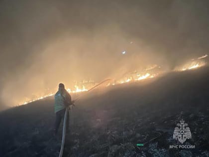 Сухая трава горит на склоне горы в районе дороги «Верхний Фиагдон-Даргавс»