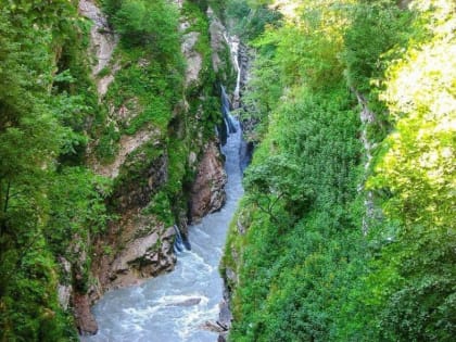 В Северной Осетии нашли тело сорвавшейся со смотровой площадки туристки