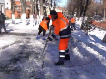 Во Владикавказе продолжается очистка тротуаров от наледи.