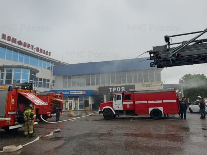 Североосетинские огнеборцы потушили пожар площадью 700 кв.м. в городе Моздок