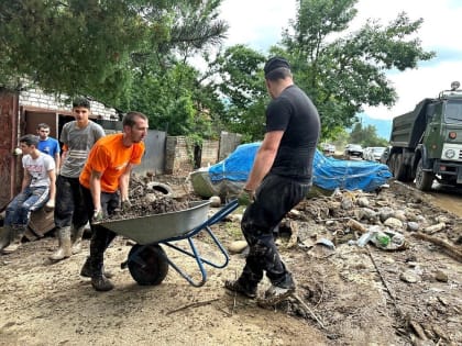 На помощь пострадавшим в ходе стихии жителям Владикавказа пришли волонтёры.