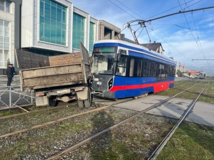 Сегодня в 6:50 по ул. Весенней произошло ДТП с участием трамвая.