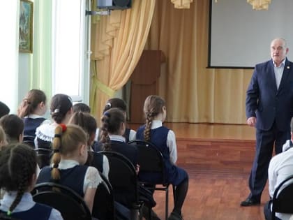 Владикавказским школьникам рассказали о вкладе героев Осетии в победу над фашизмом