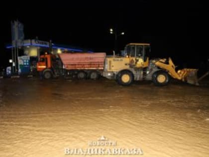 Сотрудники ВМБУ «Спецэкосервиса» третьи сутки работают над устранением последствий стихии