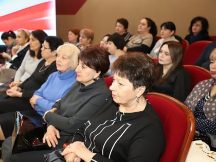 Во Владикавказе, в администрации города начал работу I Межрегиональный форум работников дошкольного образования «Современные тенденции и перспективы развития дошкольного образовани