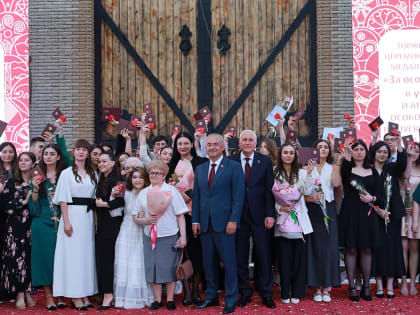 Во Владикавказе сегодня чествовали выпускников-медалистов.