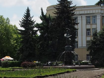 Новые фонари, лавочки, доступность для маломобильных граждан – продолжаются работы по благоустройству площади Ленина.