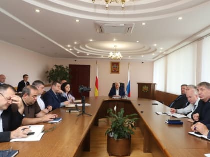 Глава АМС г. Владикавказа провел еженедельное аппаратное совещание