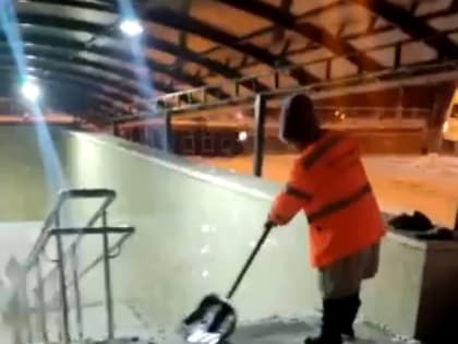 Продолжается круглосуточная работа по расчистке дорог Владикавказа от снега и наледи