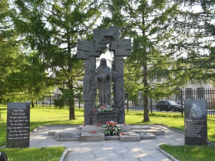 Делегация из Северной Осетии возложила цветы к памятнику жертвам Бесланской трагедии в Санкт-Петербурге
