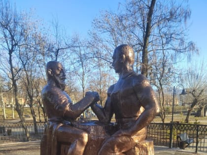 Скульптурная композиции «Дед и внук» вернулась на прежнее место в Центральном парке.