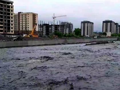 Накануне вечером, парень прыгнувший в реку Терек выплыл самостоятельно