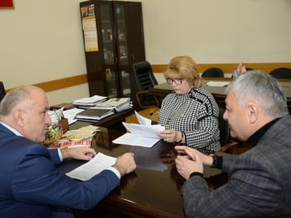 Вице-спикер Парламента Светлана Доева провела рабочее совещание по вопросам совершенствования качества пассажирского обслуживания в столице республики с участием руководителя профи