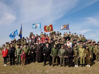 На кургане памяти между станицами Черноярской и Новоосетиновской