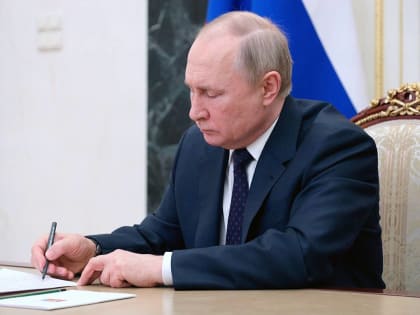 Владимир Путин подписал законы «Единой России» о школьной медицине и об упрощенном трудоустройстве подростков